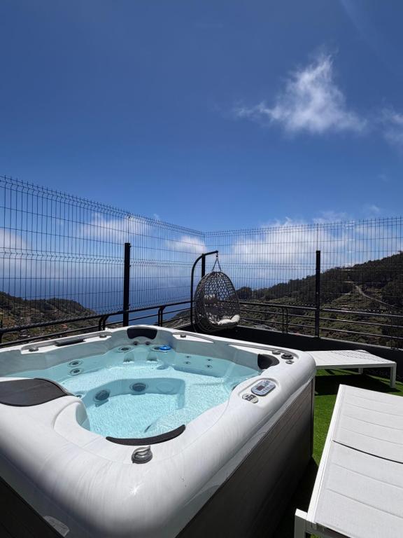 Cabo Girão Home with Sea Views and Hot Tub for 8 Guests - 15 mins from Funchal