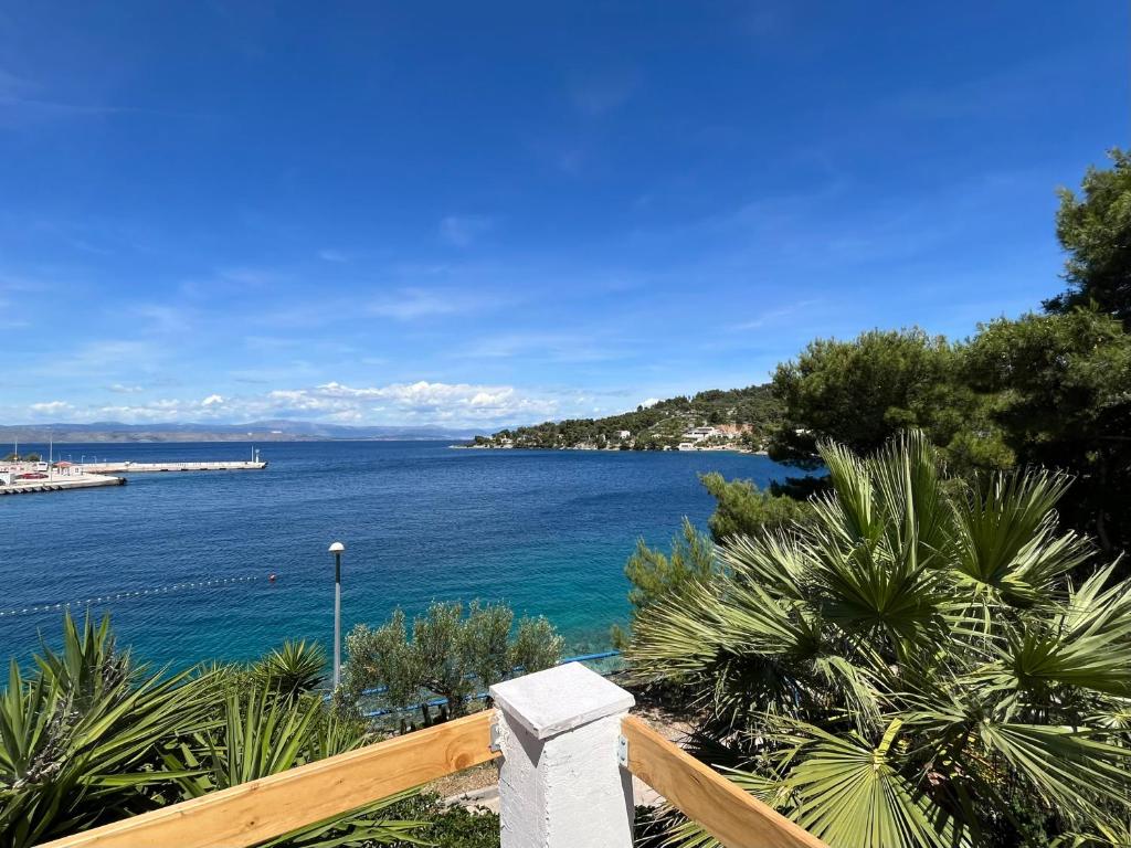 ein Blick auf ein großes Gewässer in der Unterkunft Apartment Rose in Rogač