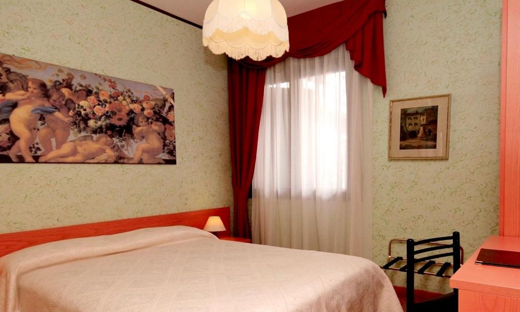 Postel nebo postele na pokoji v ubytování Hotel Benaco