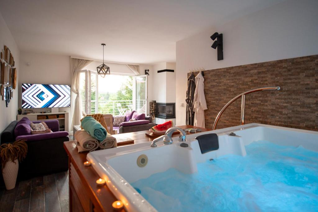 eine große Badewanne in einem Wohnzimmer in der Unterkunft Vila Stanjevac, Sarajevo in Sarajevo