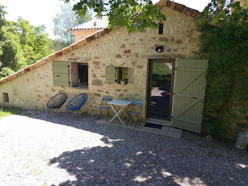 a house with two chairs and a table in front of it at Gîte à la campagne in Laborel