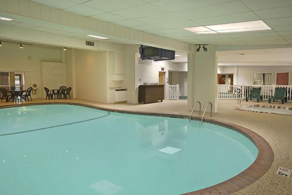 Quality Inn St Paul Minneapolis Midway في سانت بول: مسبح ازرق كبير في غرفة الفندق