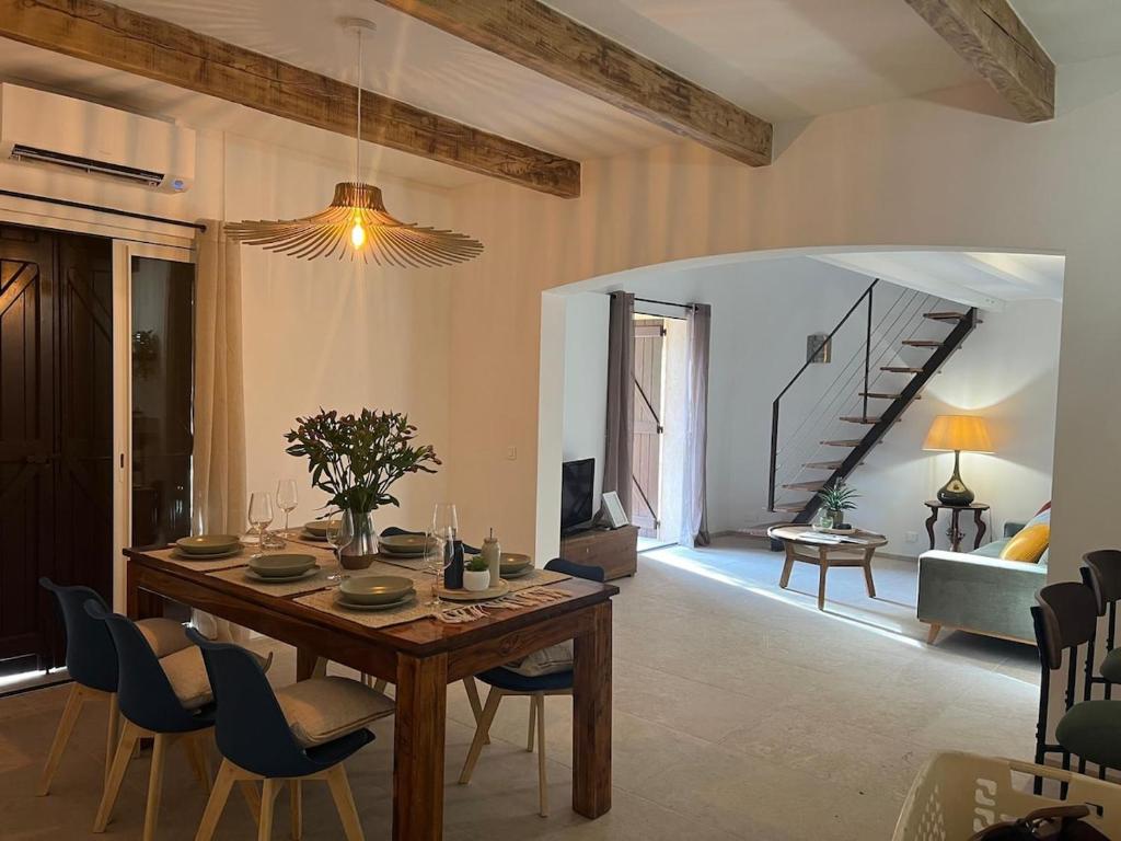 a living room with a wooden table and chairs at Résidence Gigaro plage in La Croix-Valmer