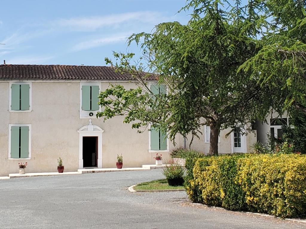 a house with a driveway in front of it at laferme de chez Piché in Chérac