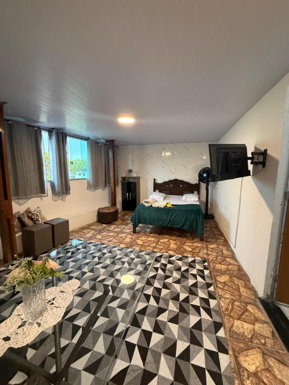 a room with a bed and a checkered floor at Refúgio 4 in Belo Horizonte