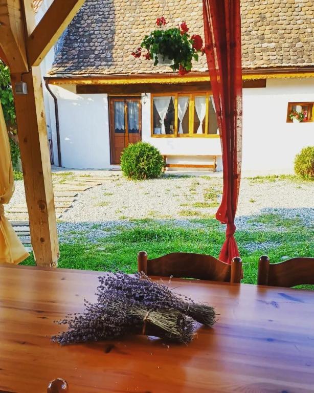 ein Tisch mit einer Traube auf einem Haus in der Unterkunft Chalet Giuel in Bărcuţ