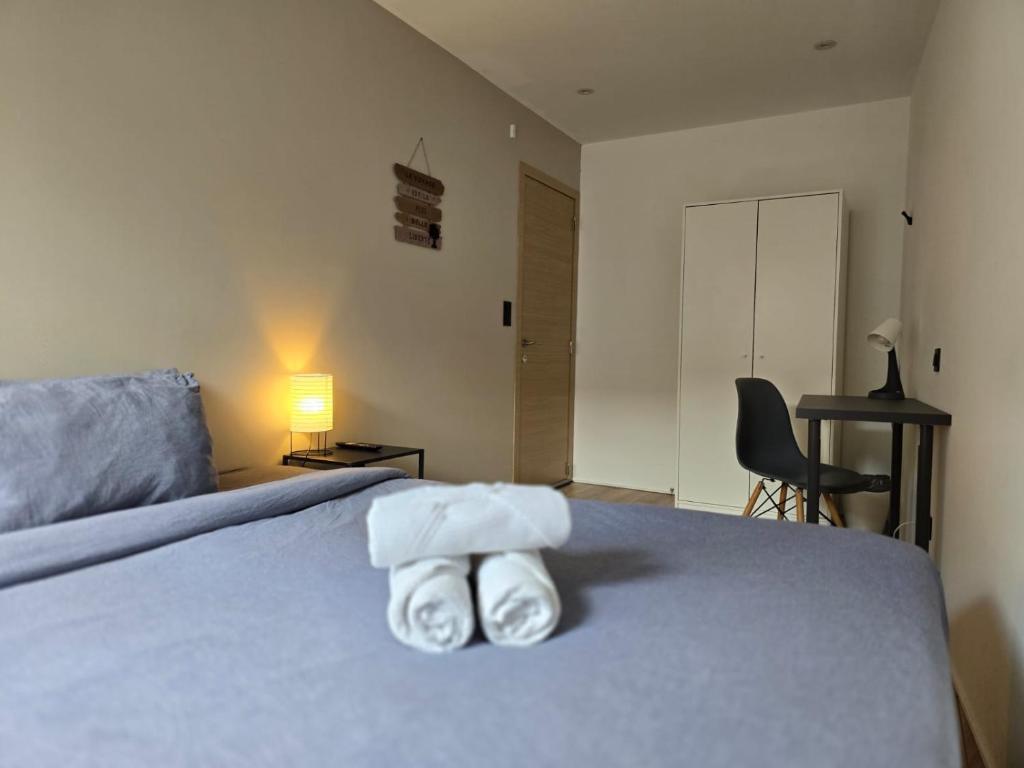 a bedroom with a bed with two towels on it at Chambre 2 P à Saint Hubert in Saint-Hubert