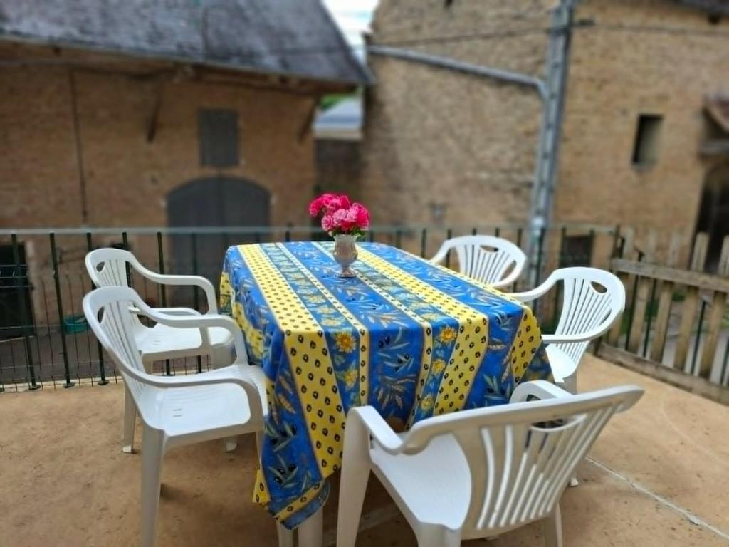 a table with a vase of flowers on top of it at Le refuge des Champeaux in Domecy-sur-le-Vault