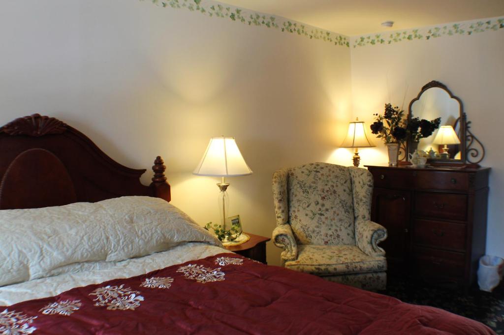 מיטה או מיטות בחדר ב-The White Birch Inn