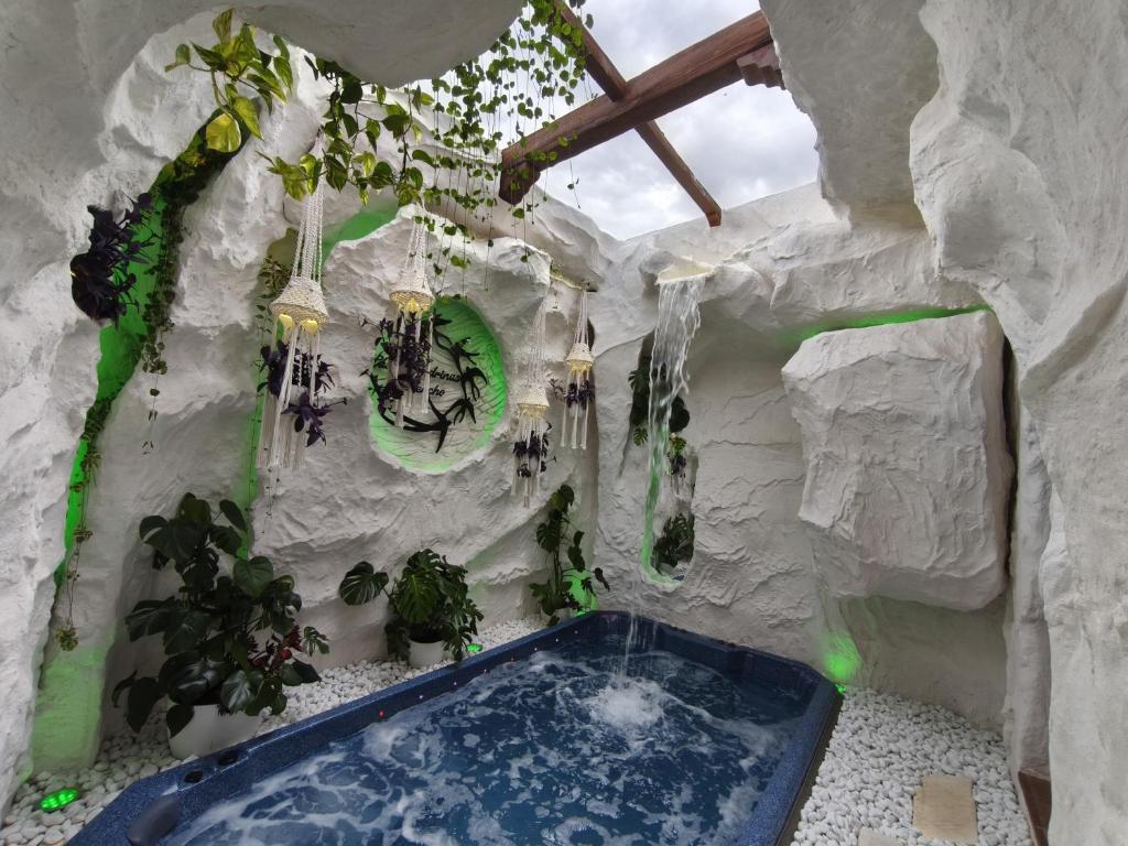 a bath room with a tub in a rock wall at Las Golondrinas de Henche in Henche