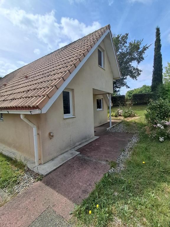 a small house with a tile roof at La Châtelaine in Lombez