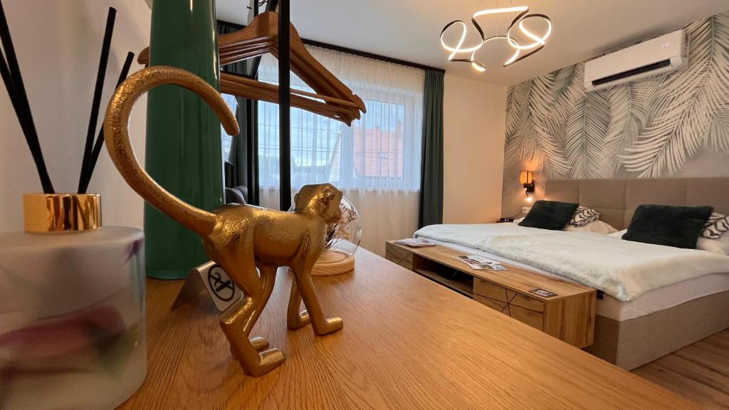 a room with a toy dinosaur on a table at Malu Apartman in Sárvár