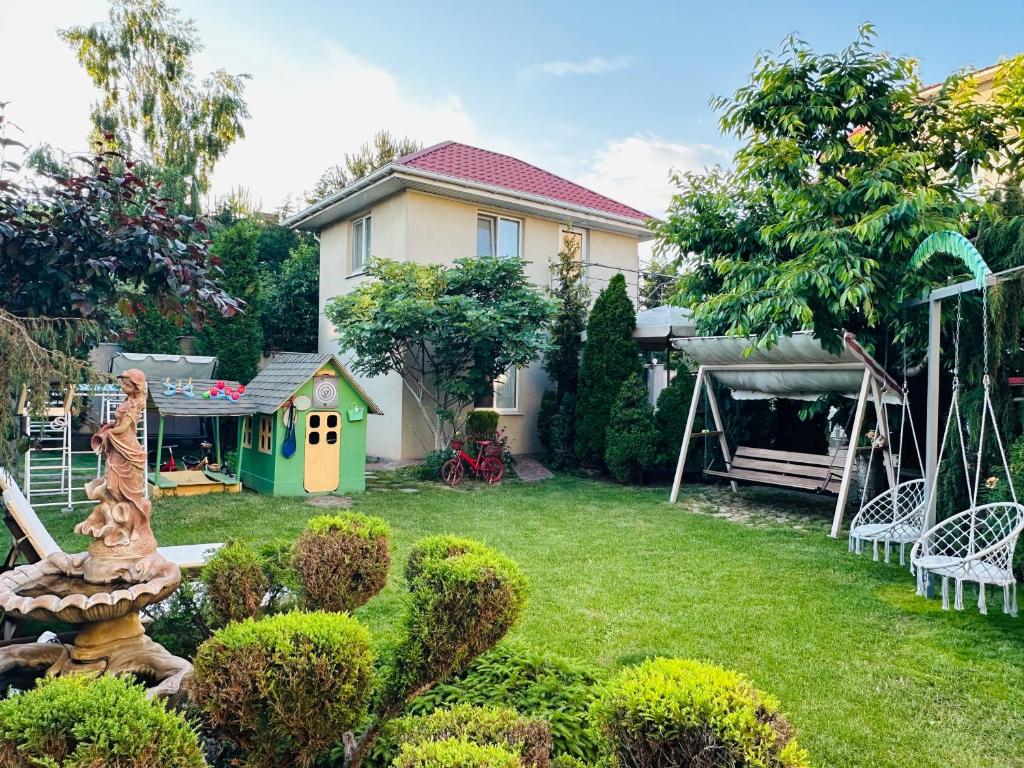 a yard with a house and a dog house at Guest house VadLen in Odesa