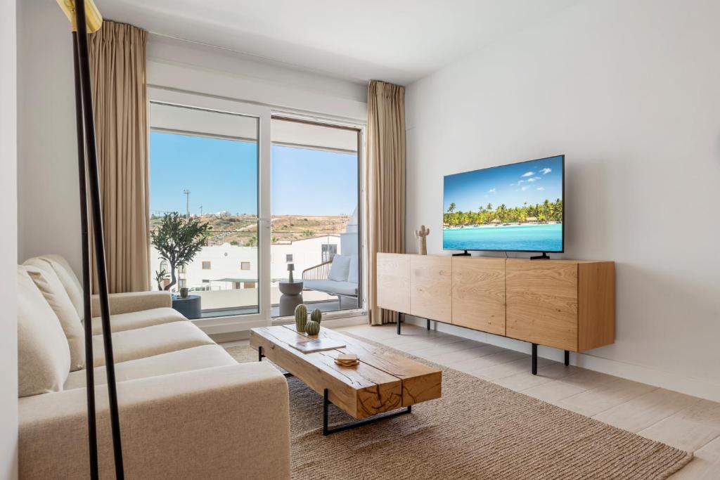 Stylish Poolview City Apartment