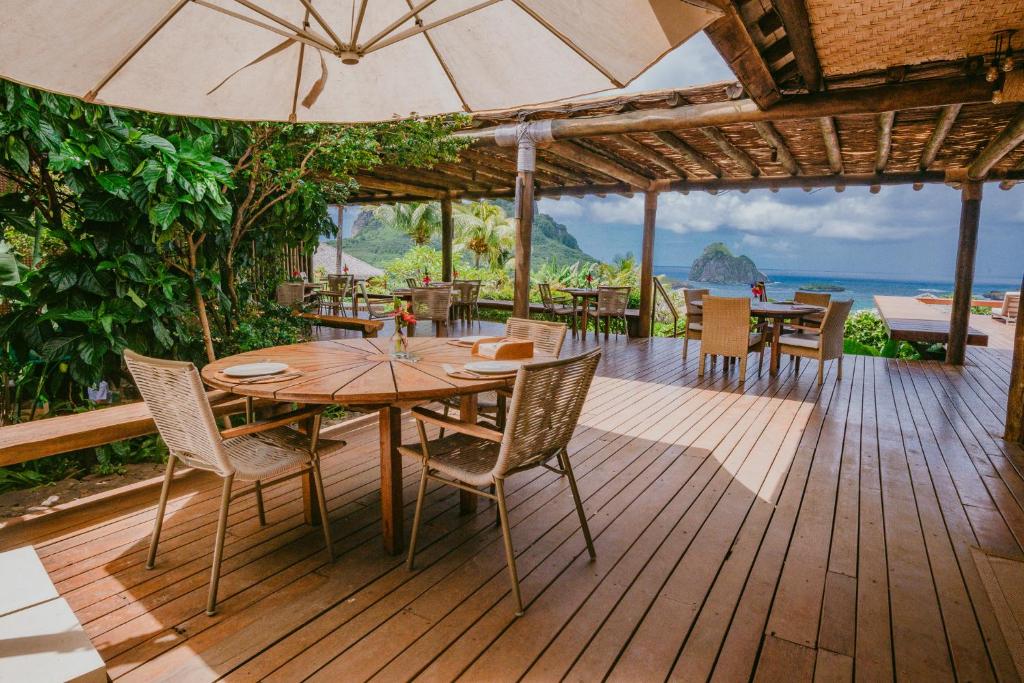 Área externa do Restaurante Maravilha com vista para a Baía do Sueste