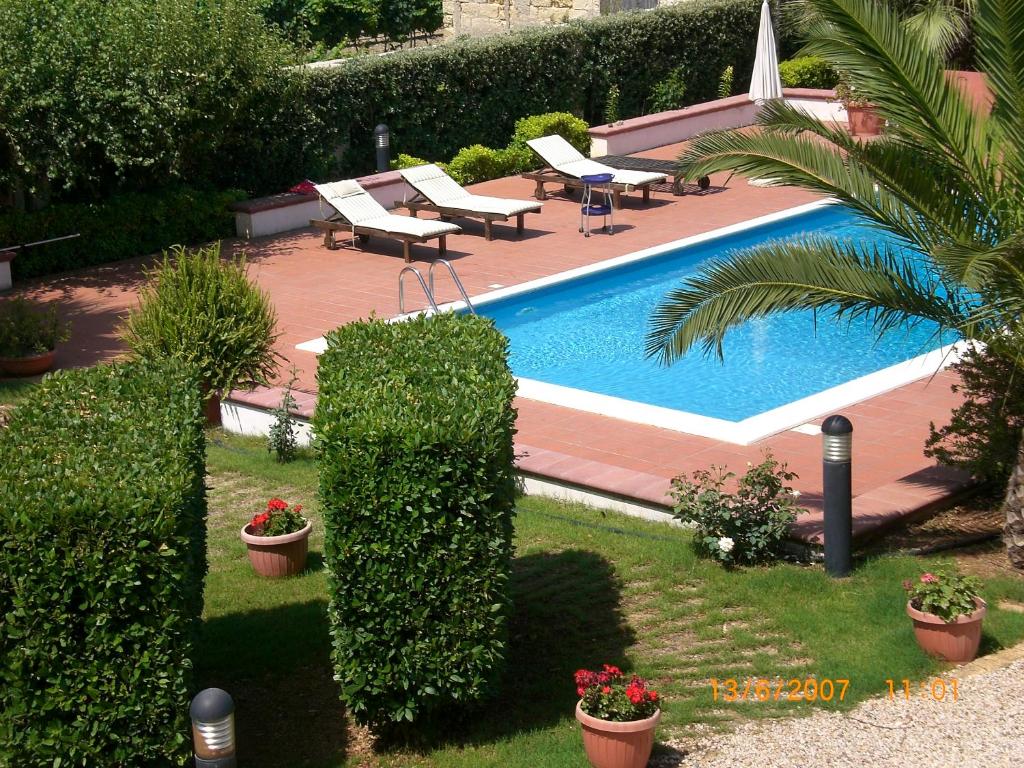 卡斯泰爾韋特拉諾的住宿－Sicilian Paradise，游泳池设有椅子、遮阳伞和植物