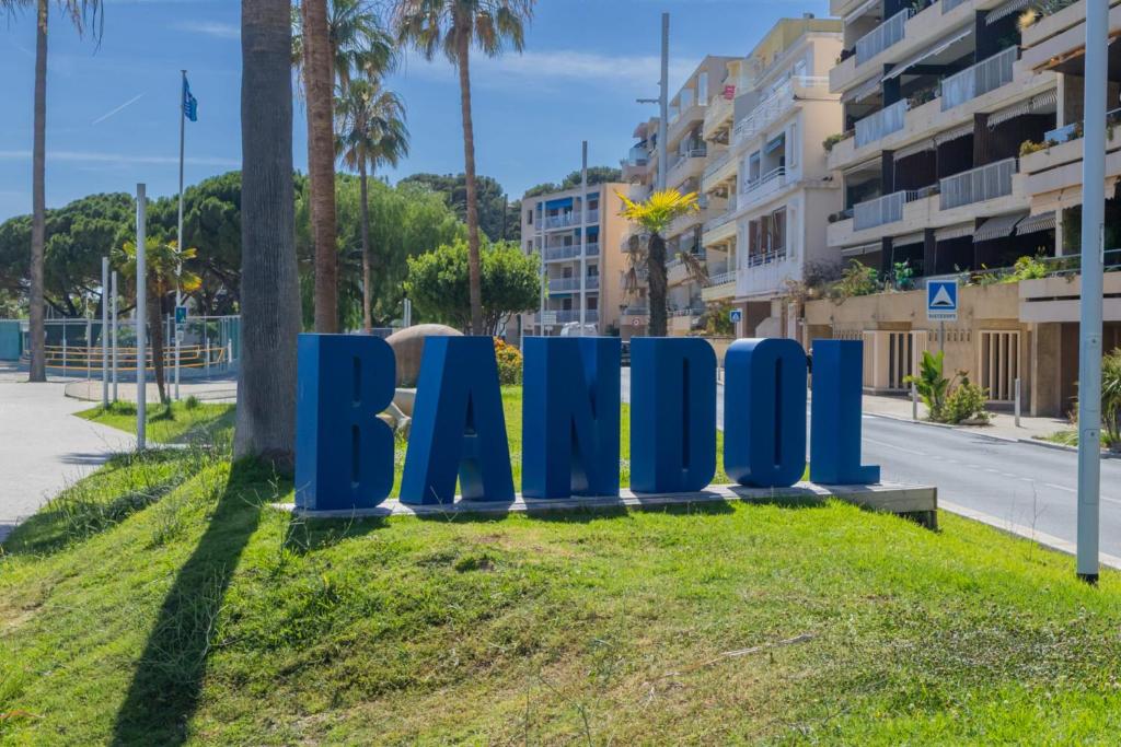 a sign for the pax sign on the side of a street at Duplex de Bandol - Plages et port à pied in Bandol