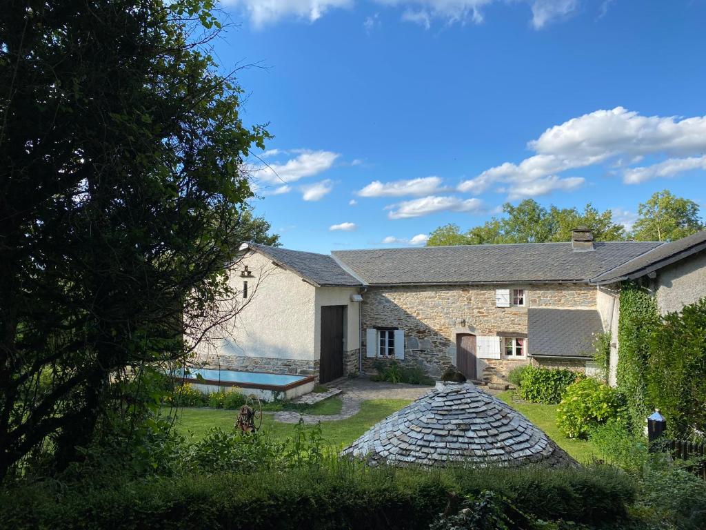 an exterior view of a stone house at Gîte de Calouze - 5 personnes in Gijounet