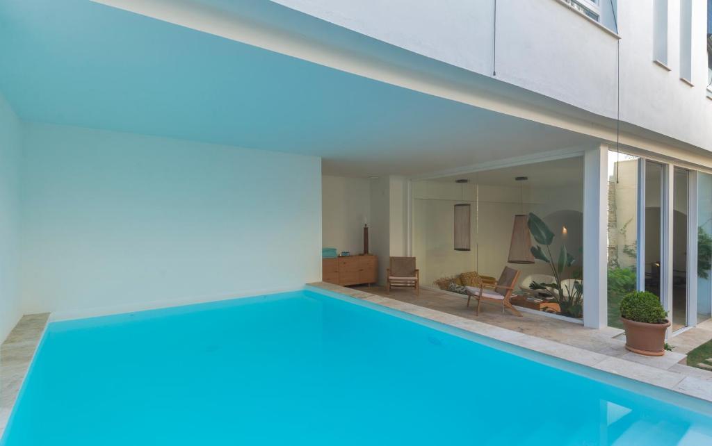 a swimming pool in front of a house at Hotel Viento10 in Córdoba