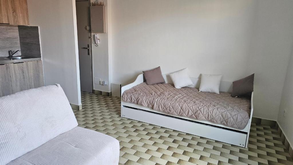 a small room with a bed and a couch at La casa de valras in Valras-Plage