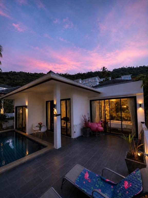 a villa with a swimming pool at dusk at Villa Ravenala in Chaweng in Ban Ko Khwan