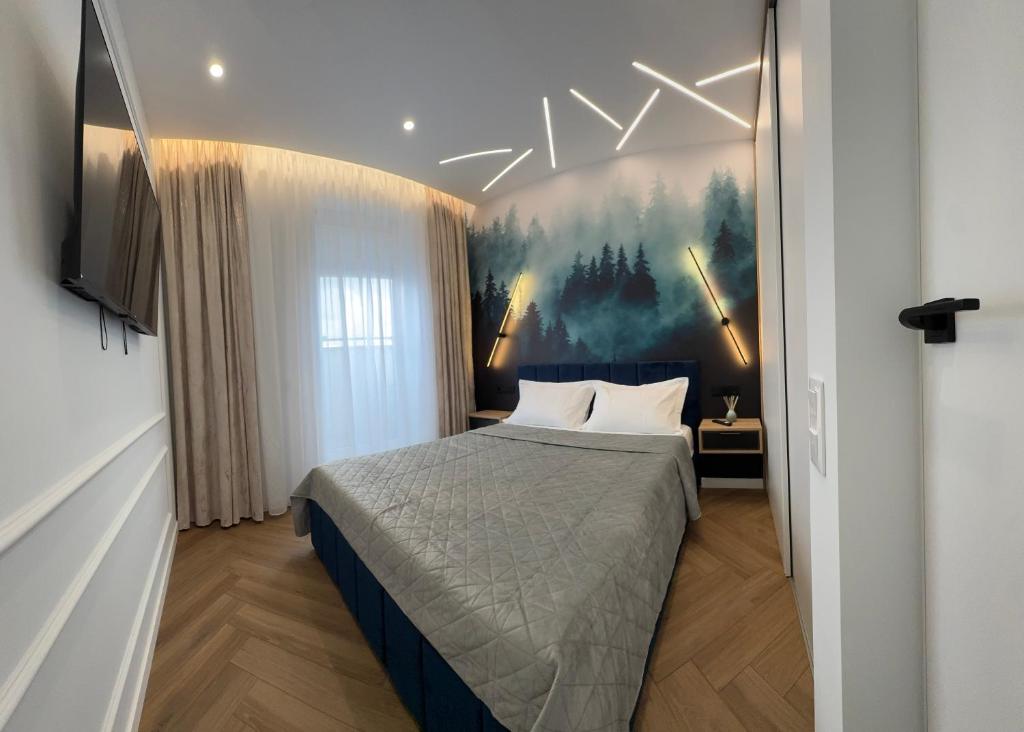 a bedroom with a bed and a painting on the wall at Mabelle Gold Stay in Baia Mare