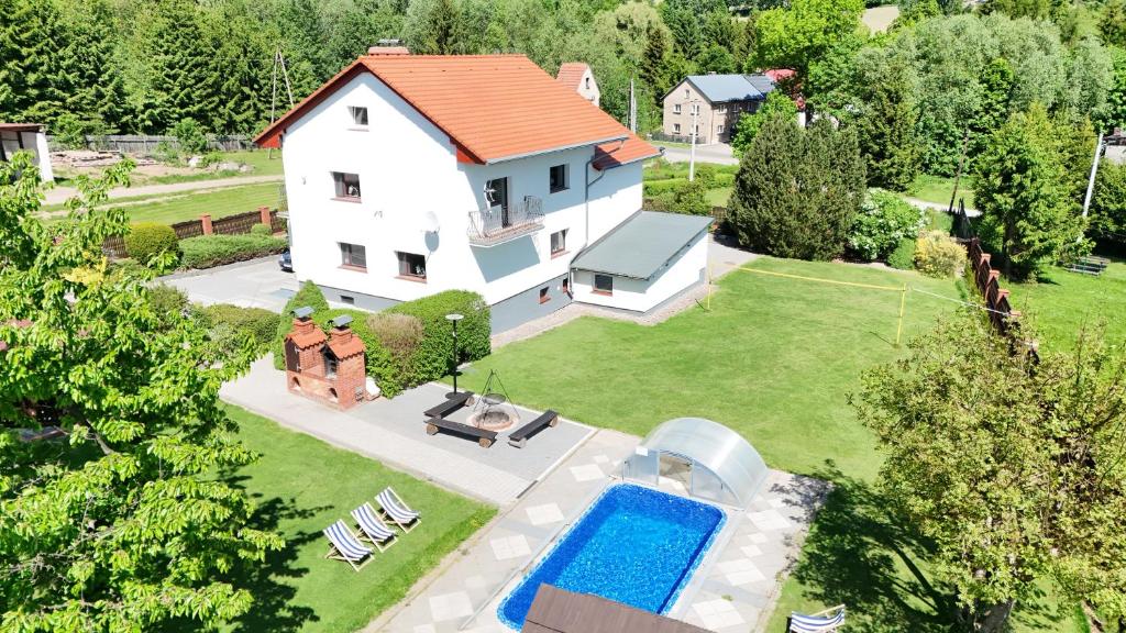 an aerial view of a house with a swimming pool at Słoneczny dom w górach, Sauna, basen Karpacz Opawa in Lubawka