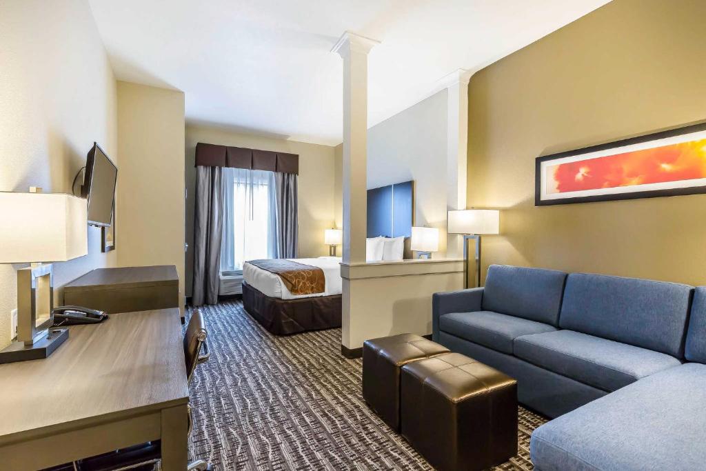 Comfort Suites Near Sam Houston Race Park photo
