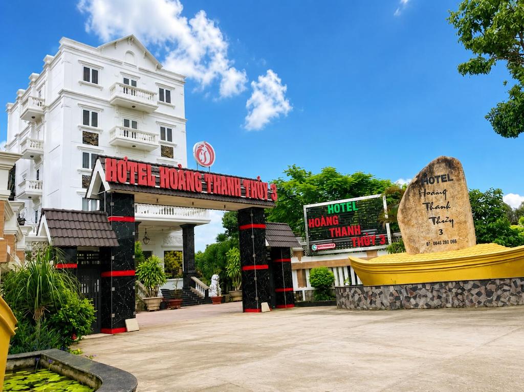 a hotel with signs in front of a building at Hotel HOÀNG THANH THỦY BÀ RỊA - VŨNG TÀU in Ho Coc