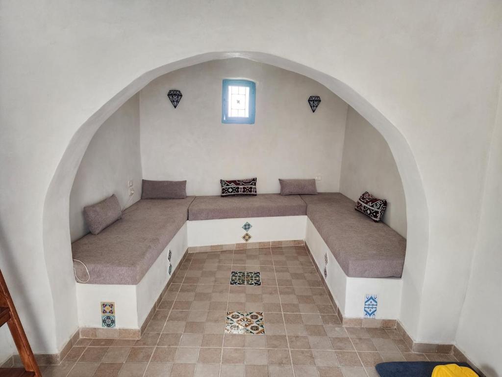 a room with a bed in the middle of a wall at Houch traditionnelle in Houmt Souk