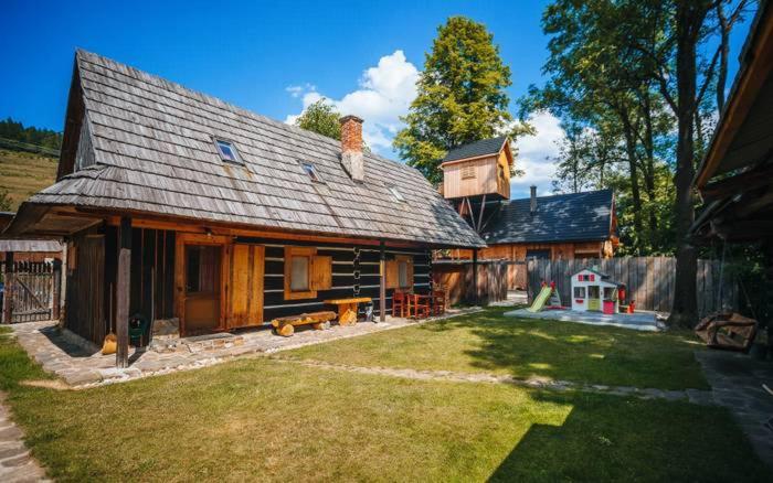 a log house with a yard with a yard at Chata Reľov in Reľov