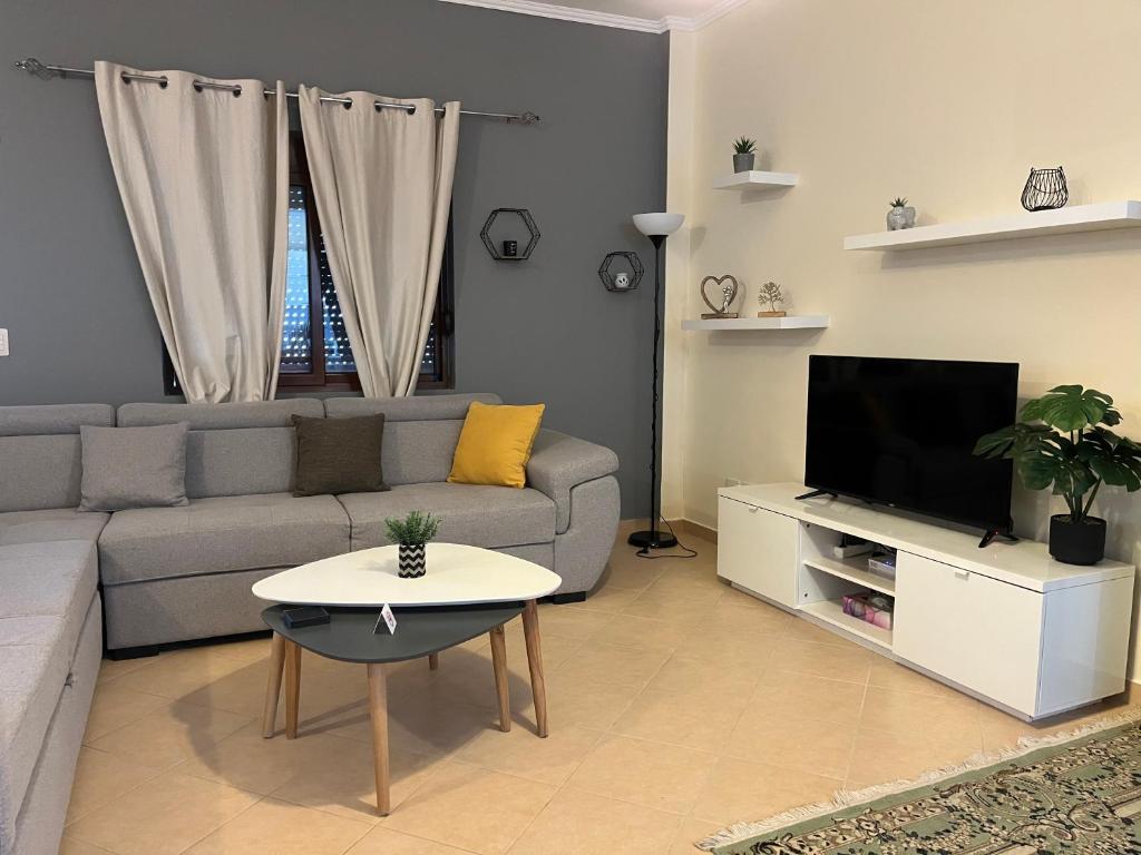 a living room with a couch and a tv at Andrew's place in Metogjashta