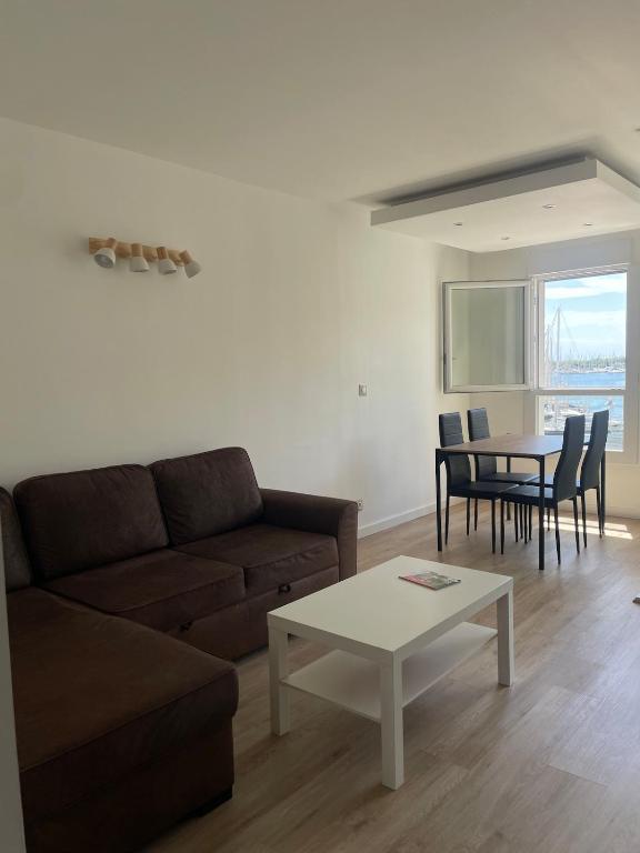 Super appartement entièrement rénové avec vue port