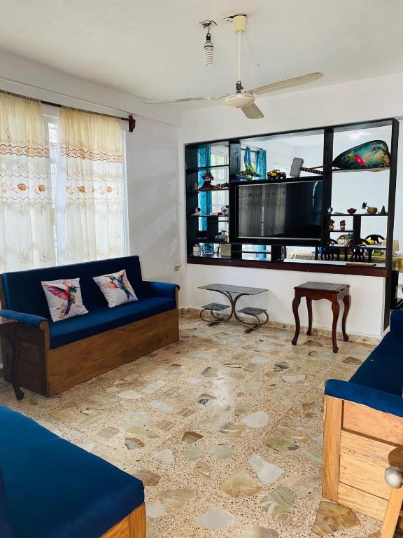 a living room with a couch and a table at Casa céntrica en Paraíso Amplia y cómoda in Paraíso