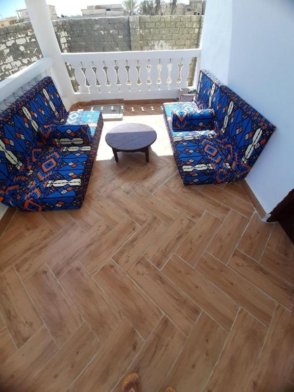 two chairs and a table in a living room at Spacious Villa-walking to beach in Marsa Matruh