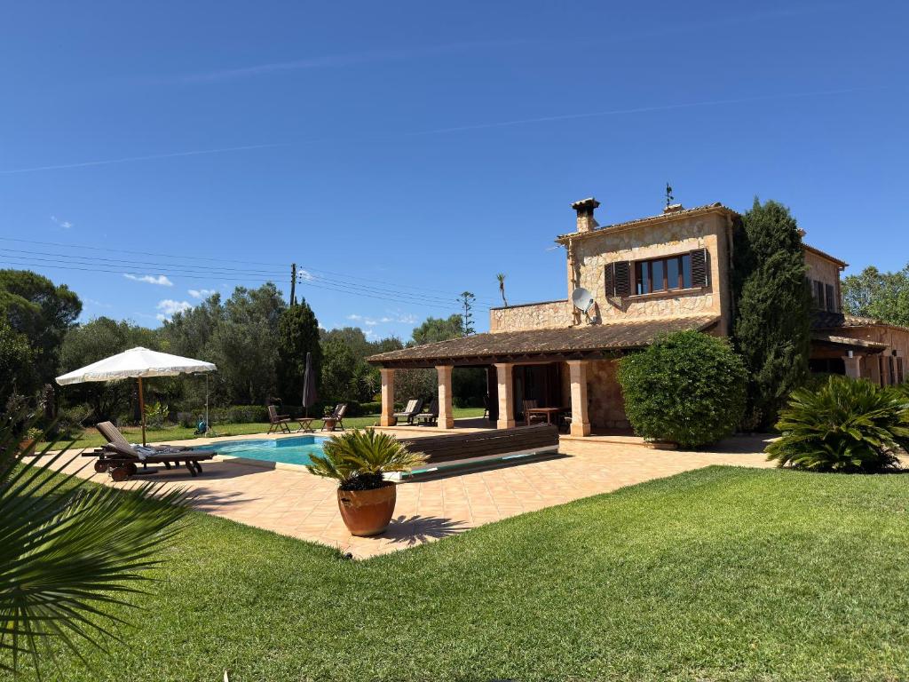 a house with a swimming pool in a yard at Finca Sara Christiana in Campos