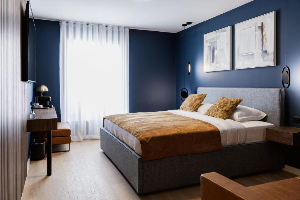 ein Schlafzimmer mit blauen Wänden und einem Bett in der Unterkunft Boutique rooms Vis Adults only in Vis