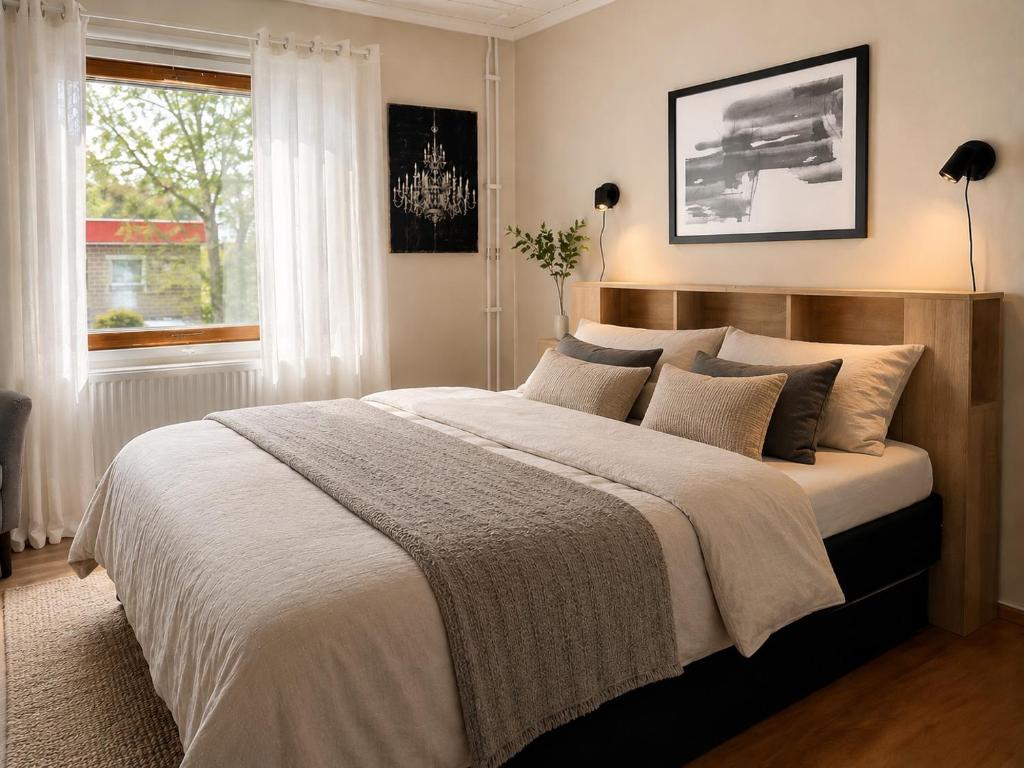 a bedroom with a large bed and a window at Maalaistalo maatilamiljöössä in Haapavesi