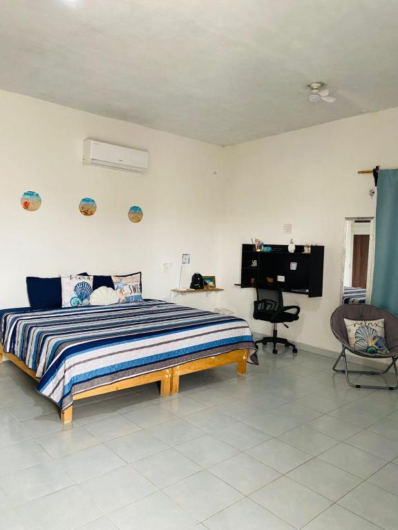 a bedroom with a bed and a desk and a computer at Paraiso Suite Centrico con entrada independiente in Paraíso