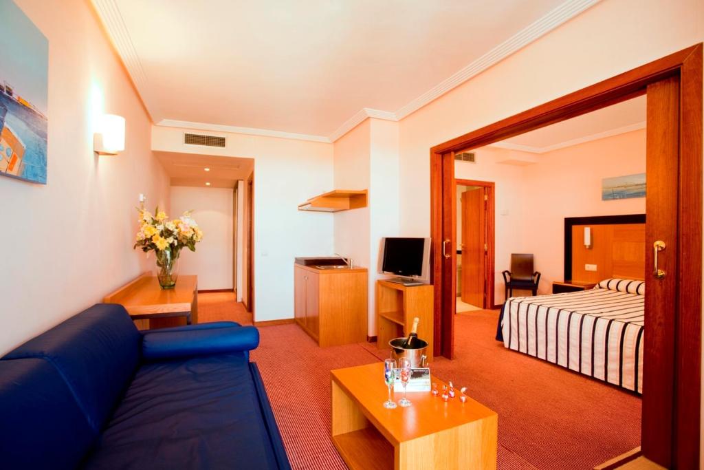 Postel nebo postele na pokoji v ubytování Hotel Bonalba Alicante