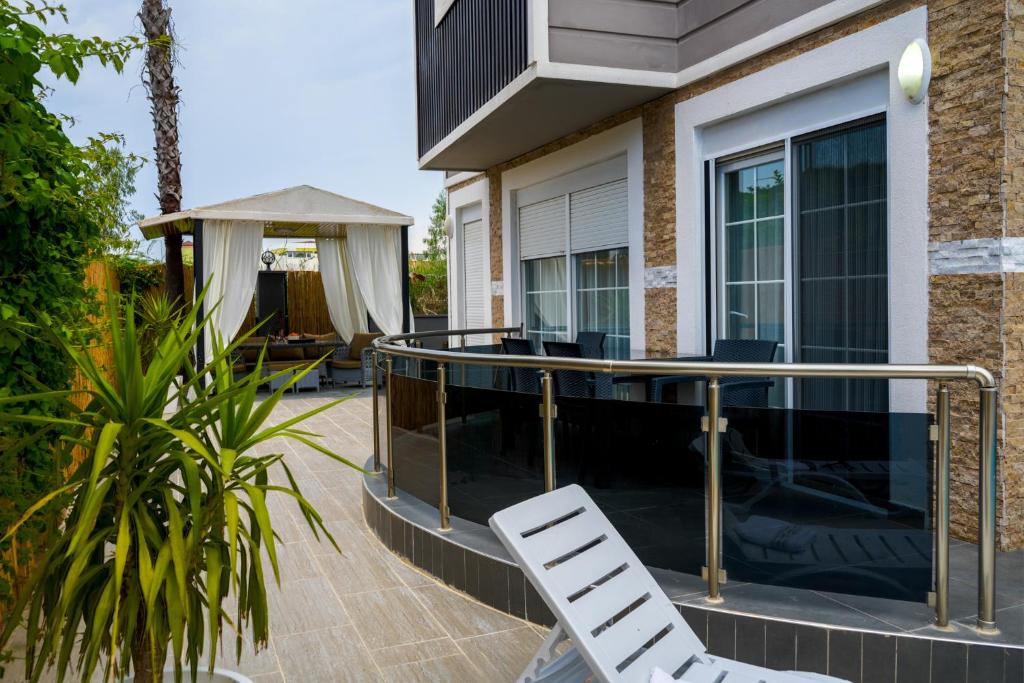 a balcony with two chairs and a table on a house at Türkmen Villa in Belek