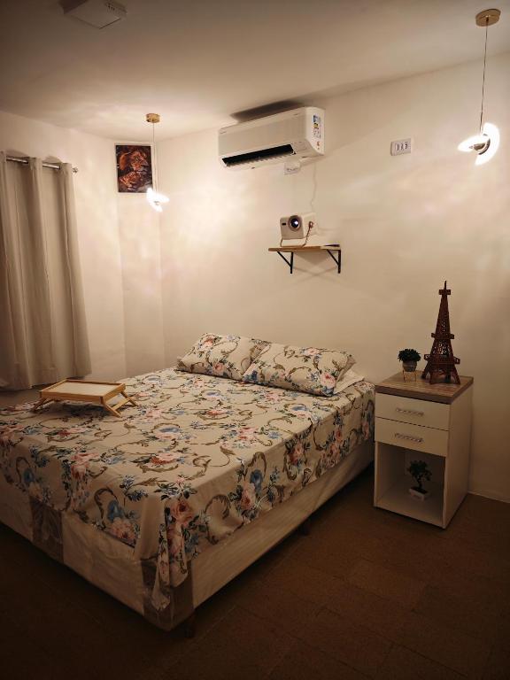 a bedroom with a bed and a dresser and a bed sidx sidx at Suíte cine centro in Garanhuns