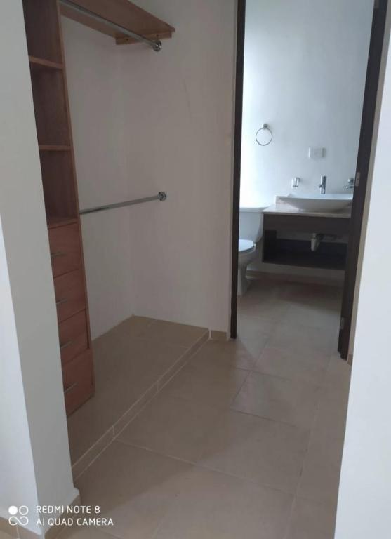 ein Badezimmer mit Dusche und Waschbecken in der Unterkunft Hermosa Casa de 4 habitaciones en Tixcacal, Mérida in Tixcacal