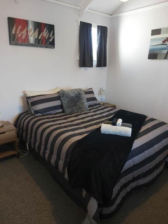 a bedroom with two beds in a room at The Cosy Nook in Waimate