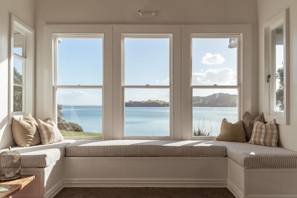 a window seat with a view of the ocean at Circular Bay in Awaroa