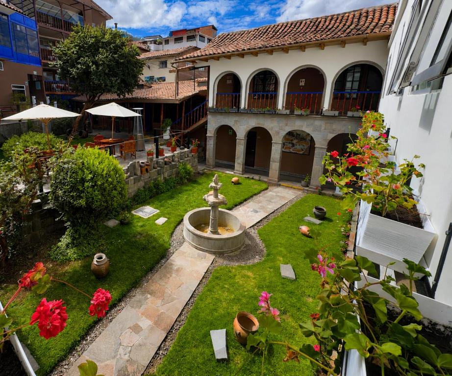 a garden with a fountain in the middle of a building at Ecoterra Essentials San Blas in Cusco