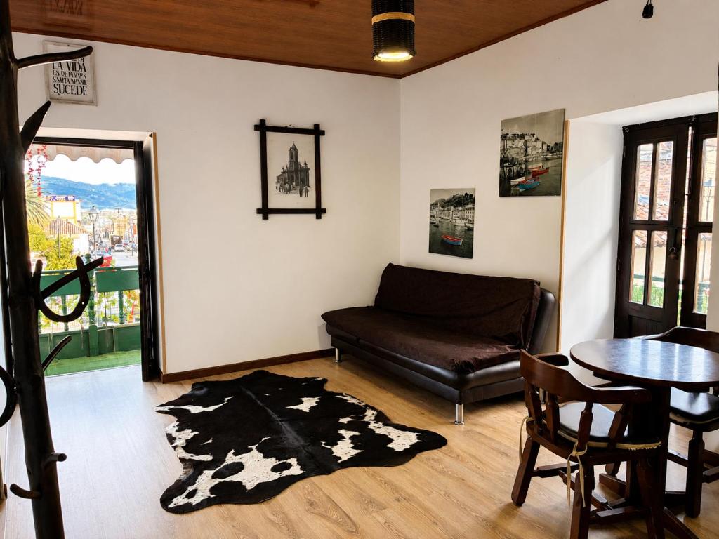 a living room with a couch and a table at Chalet de carmelita in Nobsa