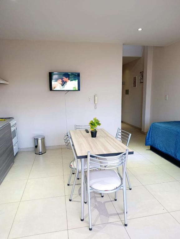 a kitchen and dining room with a table and chairs at Complejo Carrodilla4 in Ciudad Lujan de Cuyo