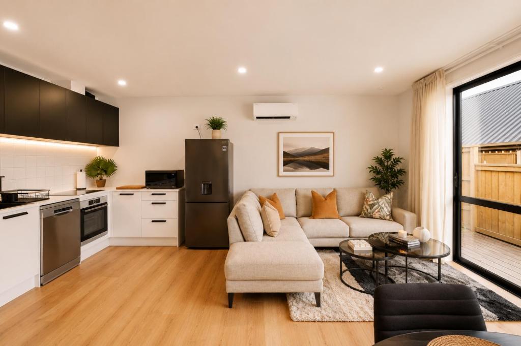 a living room with a couch and a kitchen at Modern Mountain View Retreat, 2 Bedroom Stay in Frankton