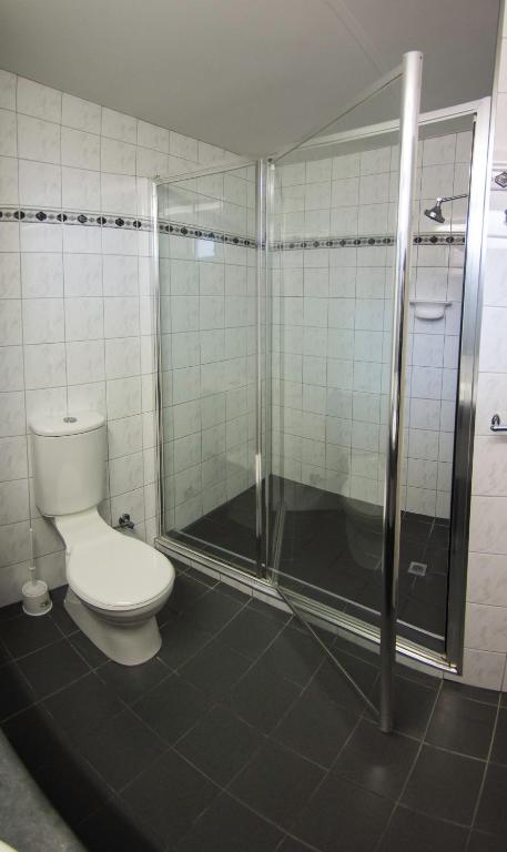 ein Badezimmer mit Toilette und Dusche in der Unterkunft Hospitality Esperance SureStay Collection by Best Western in Esperance